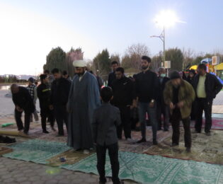اقامه نماز مغرب و عشاء  در پارک ارم شهر علامه مجلسی(ره) درروز 13 فروردین